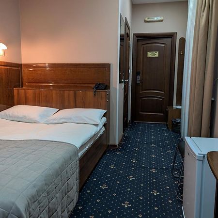 Victoria Hotel Uralsk Exterior photo