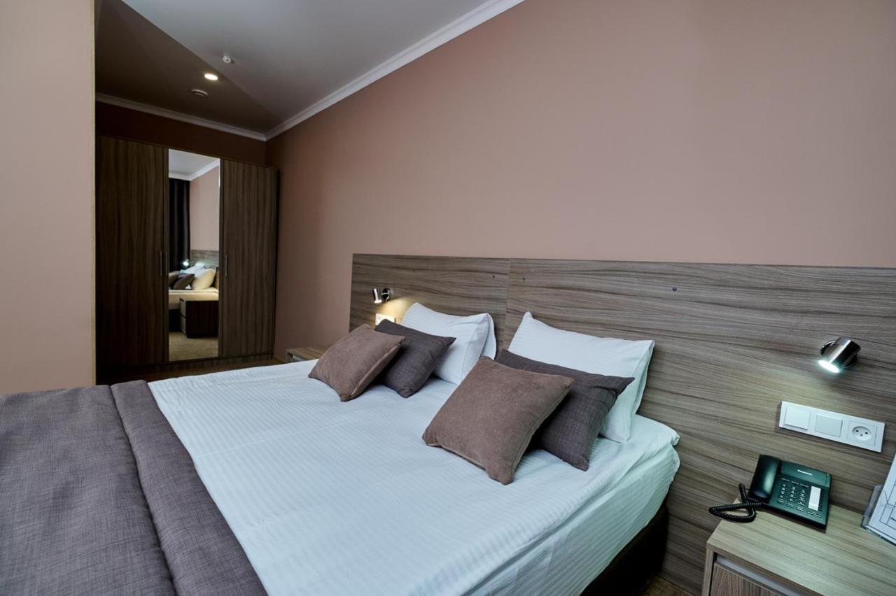 Victoria Hotel Uralsk Exterior photo