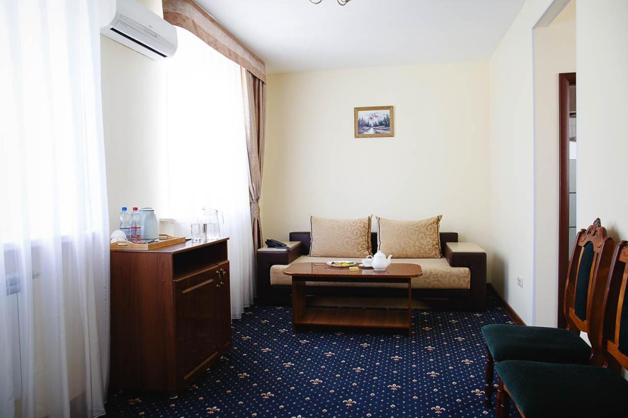 Victoria Hotel Uralsk Exterior photo