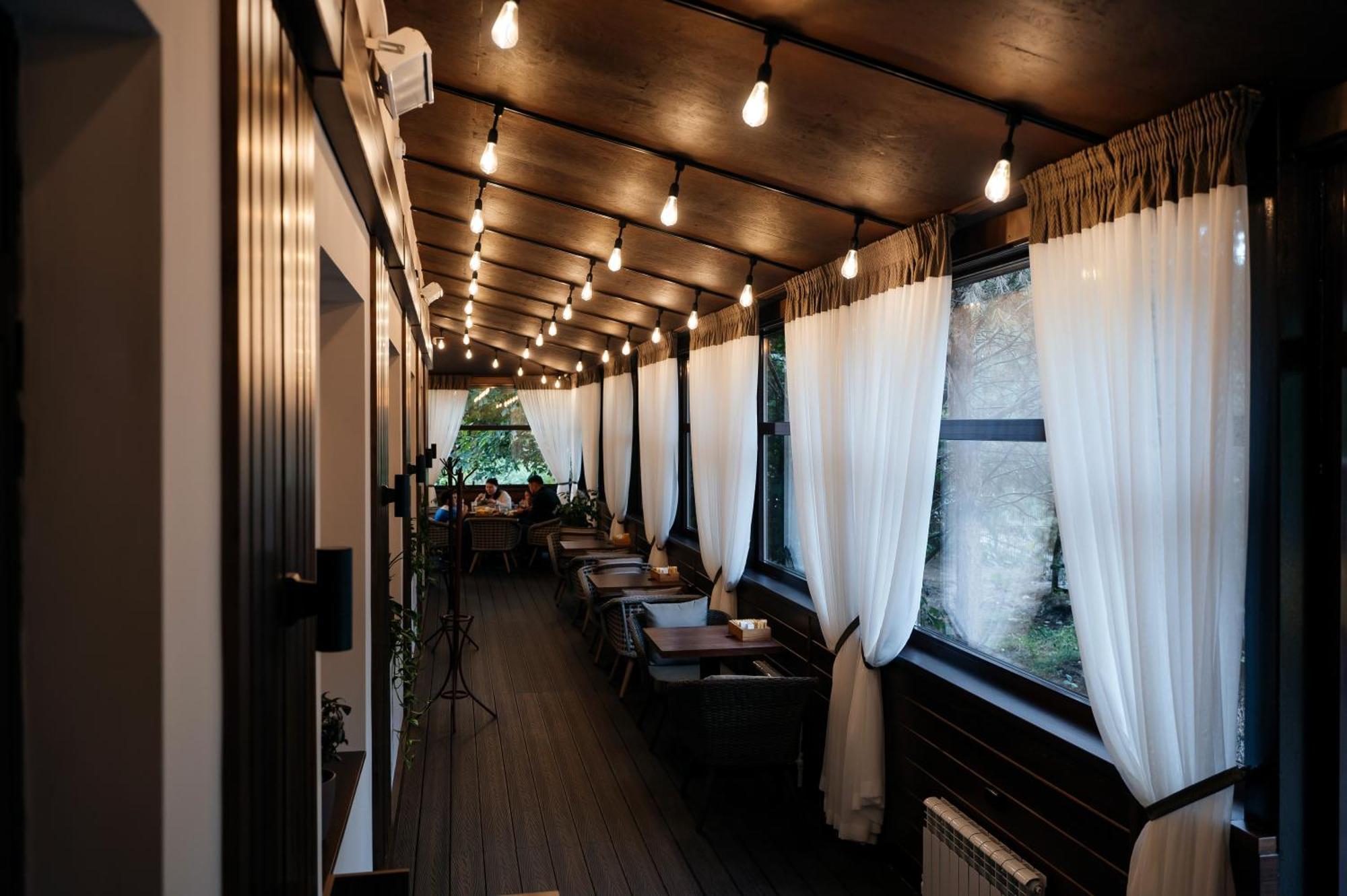 Victoria Hotel Uralsk Exterior photo