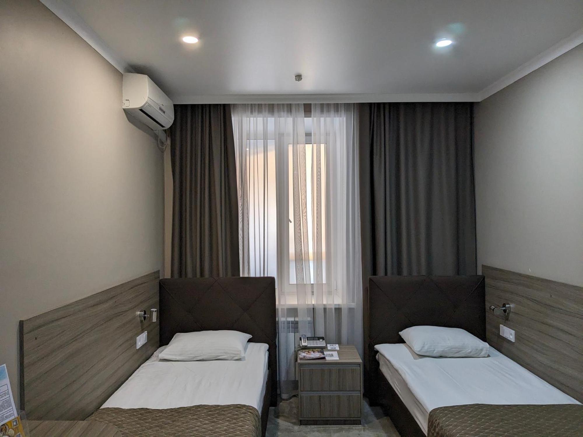 Victoria Hotel Uralsk Exterior photo