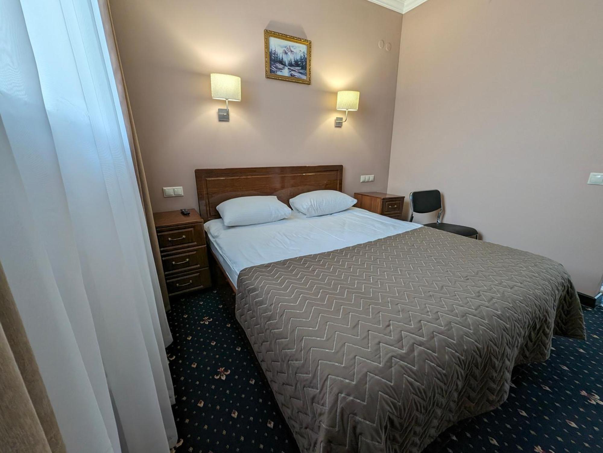 Victoria Hotel Uralsk Exterior photo