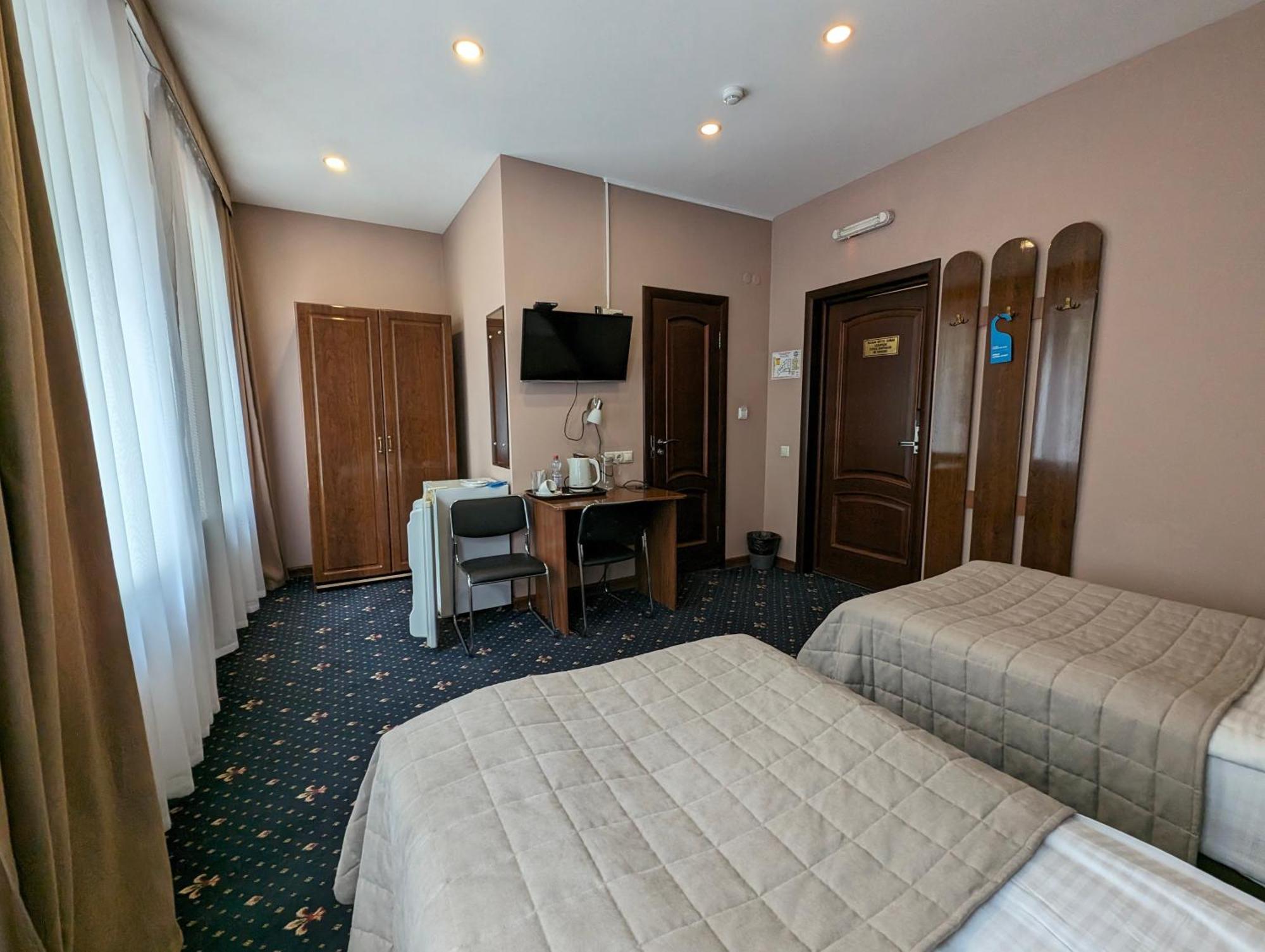 Victoria Hotel Uralsk Exterior photo