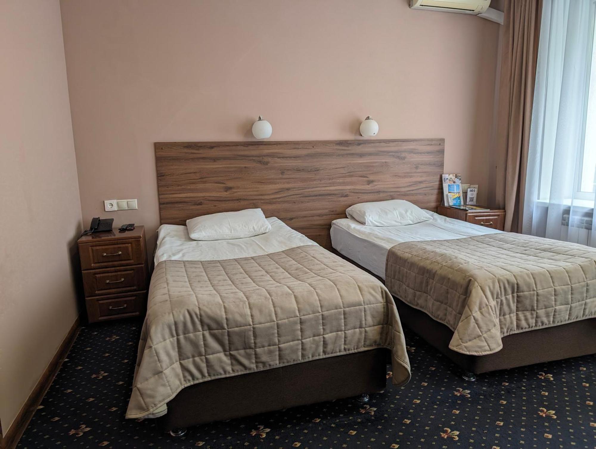 Victoria Hotel Uralsk Exterior photo