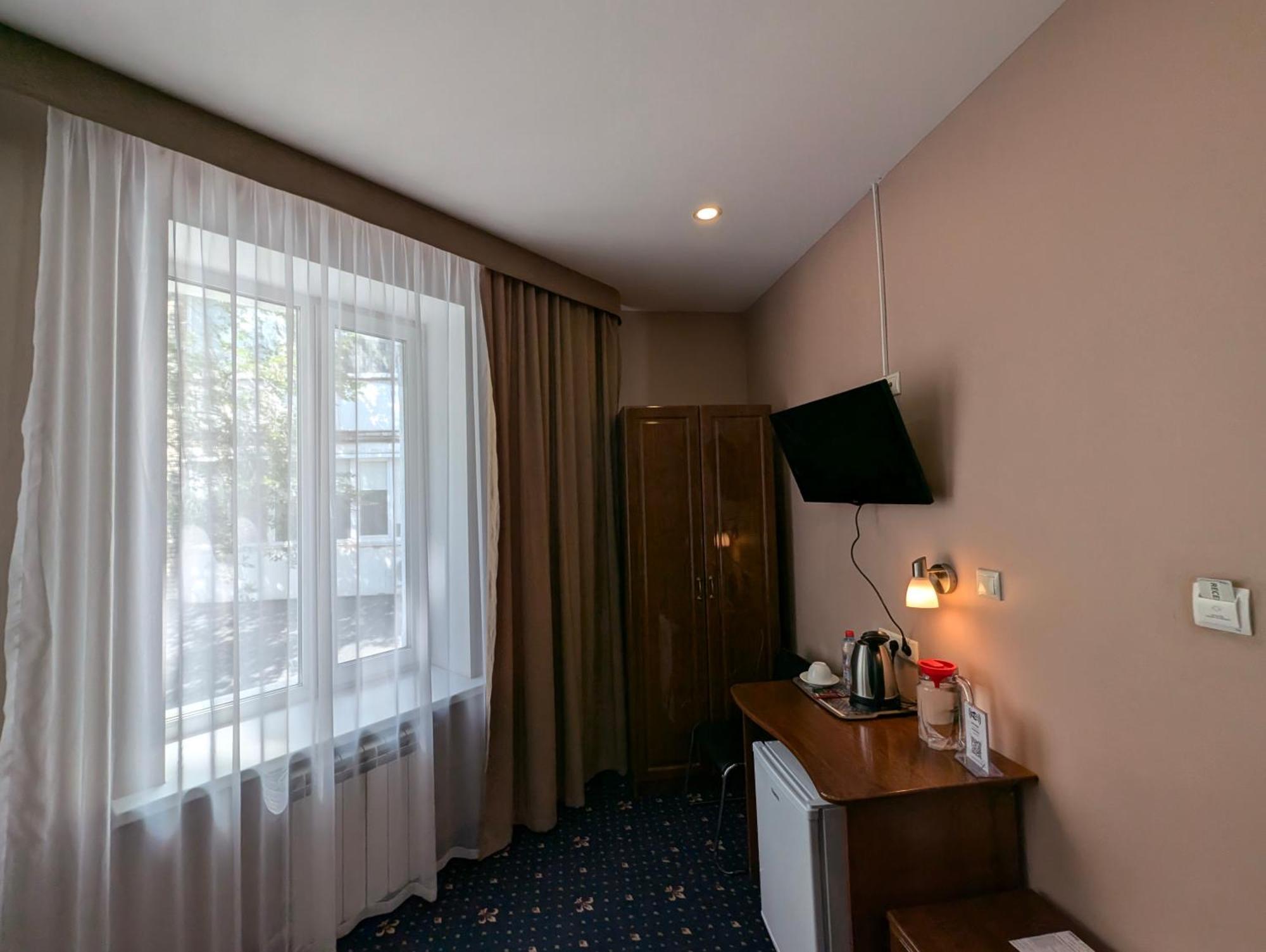 Victoria Hotel Uralsk Exterior photo