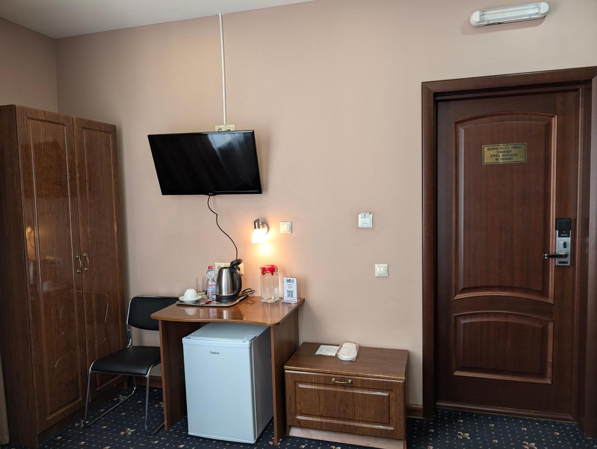 Victoria Hotel Uralsk Exterior photo