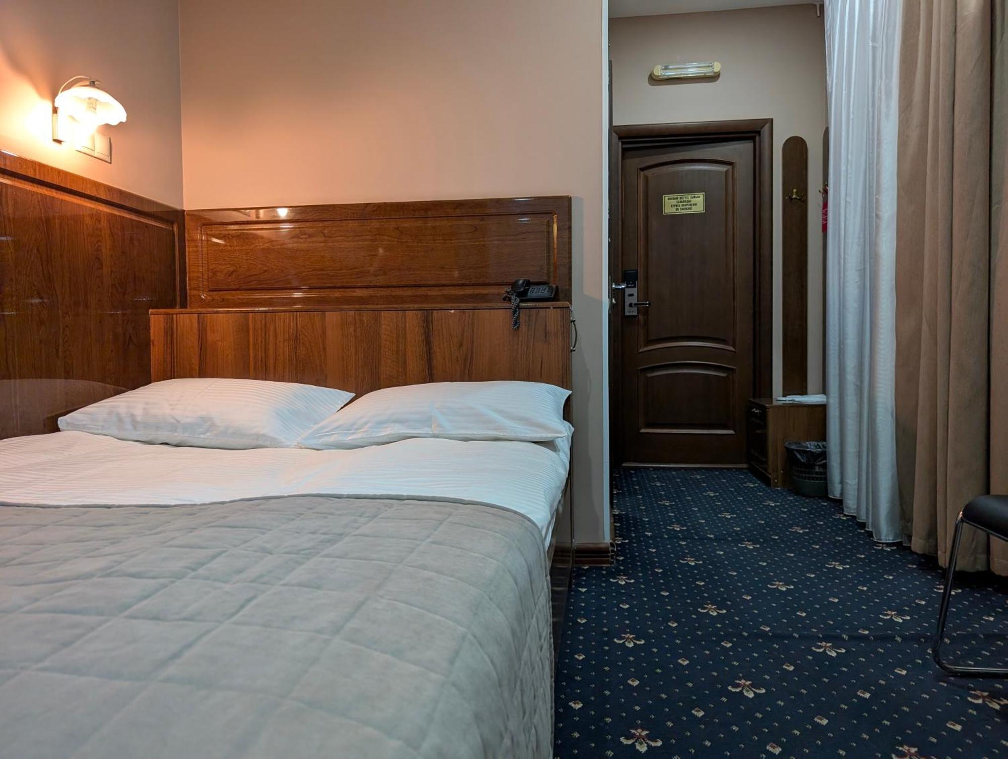 Victoria Hotel Uralsk Exterior photo