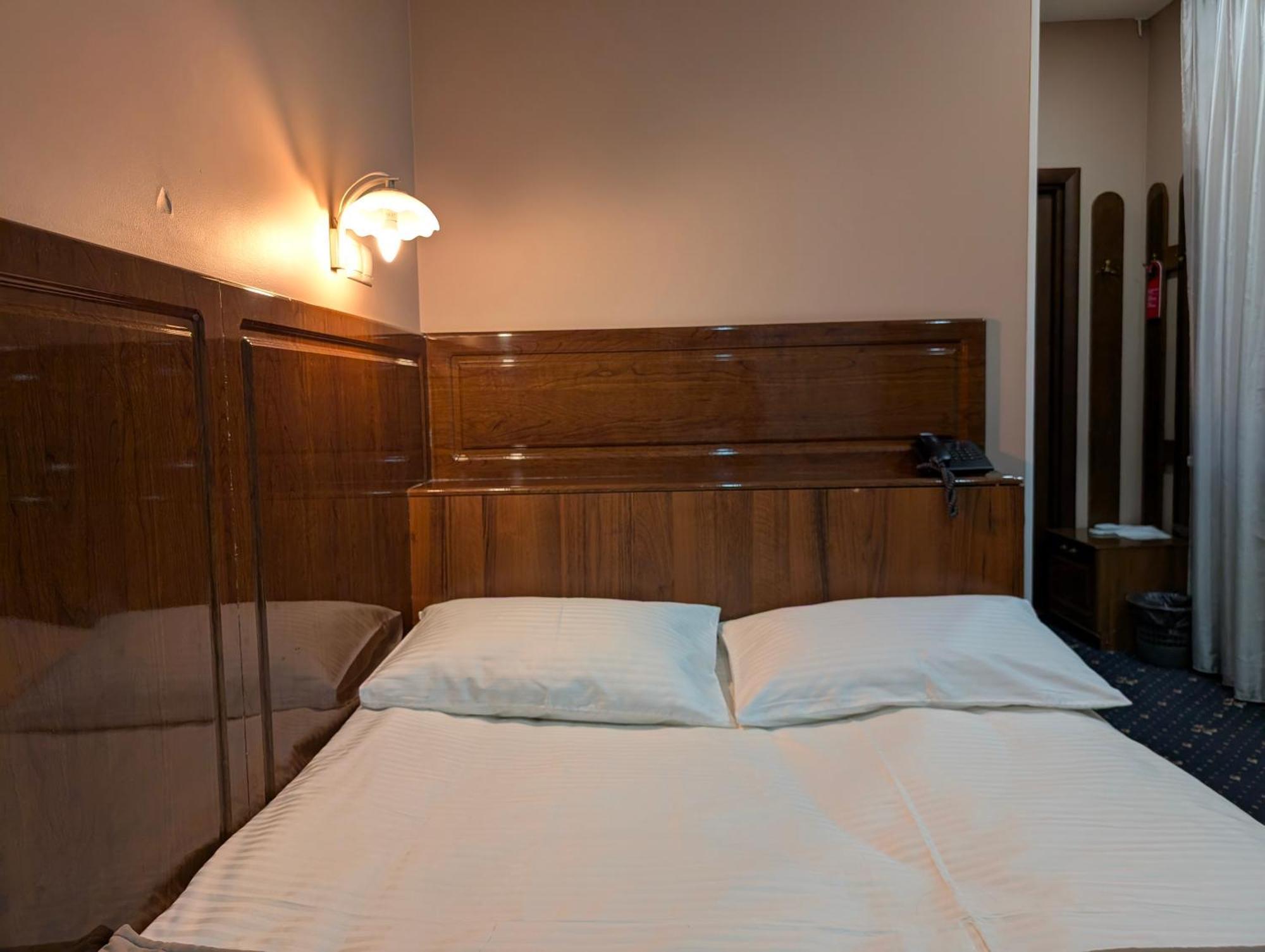Victoria Hotel Uralsk Exterior photo